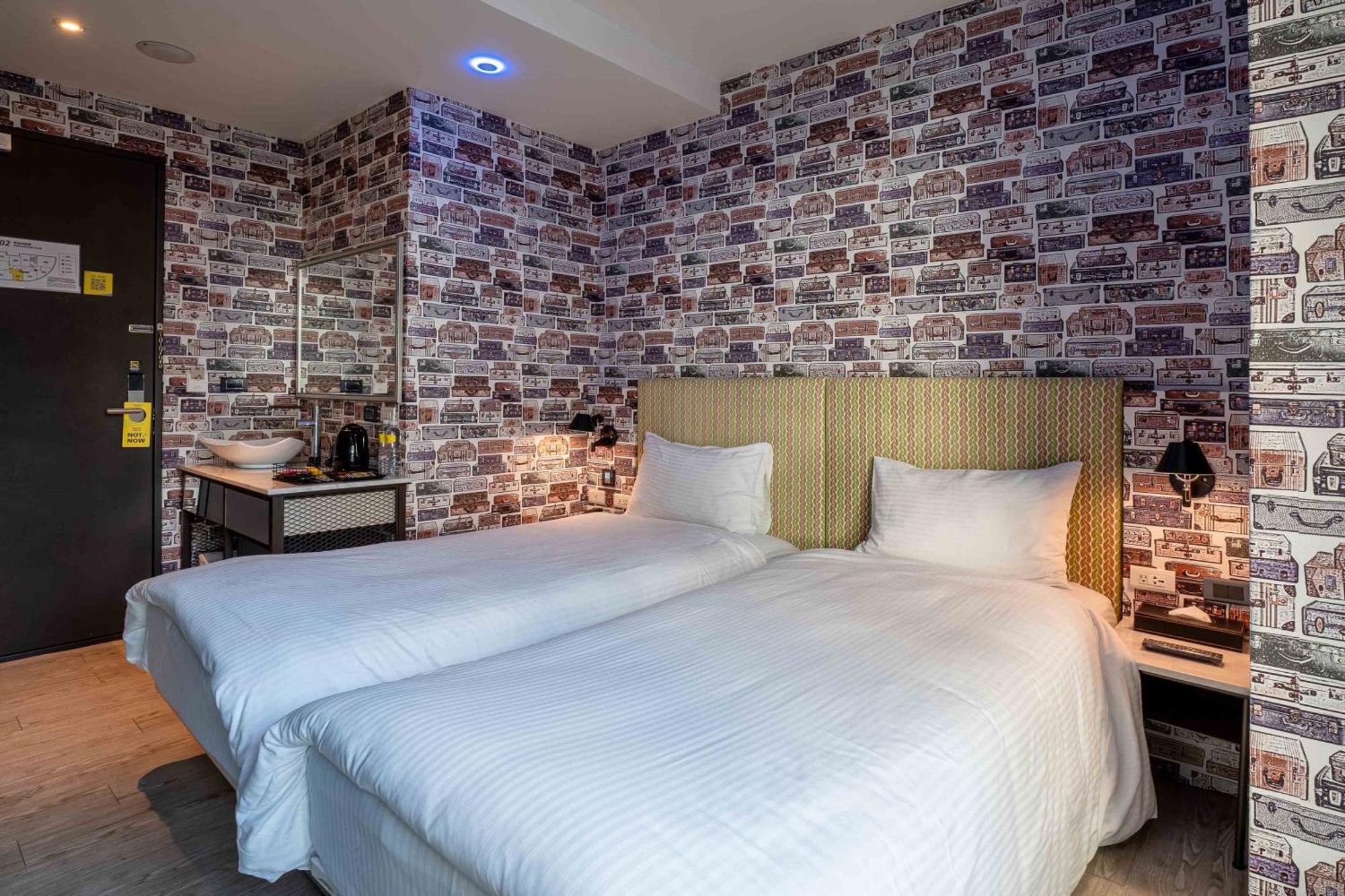 CHECK inn Taichung Ziyou Exterior foto