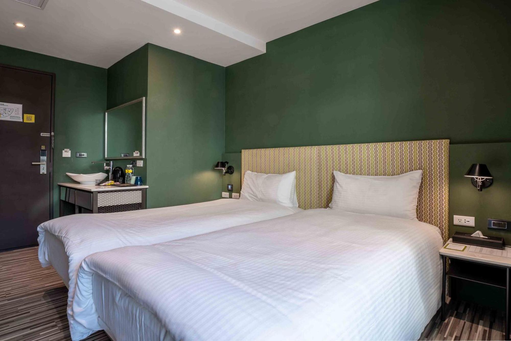 CHECK inn Taichung Ziyou Exterior foto