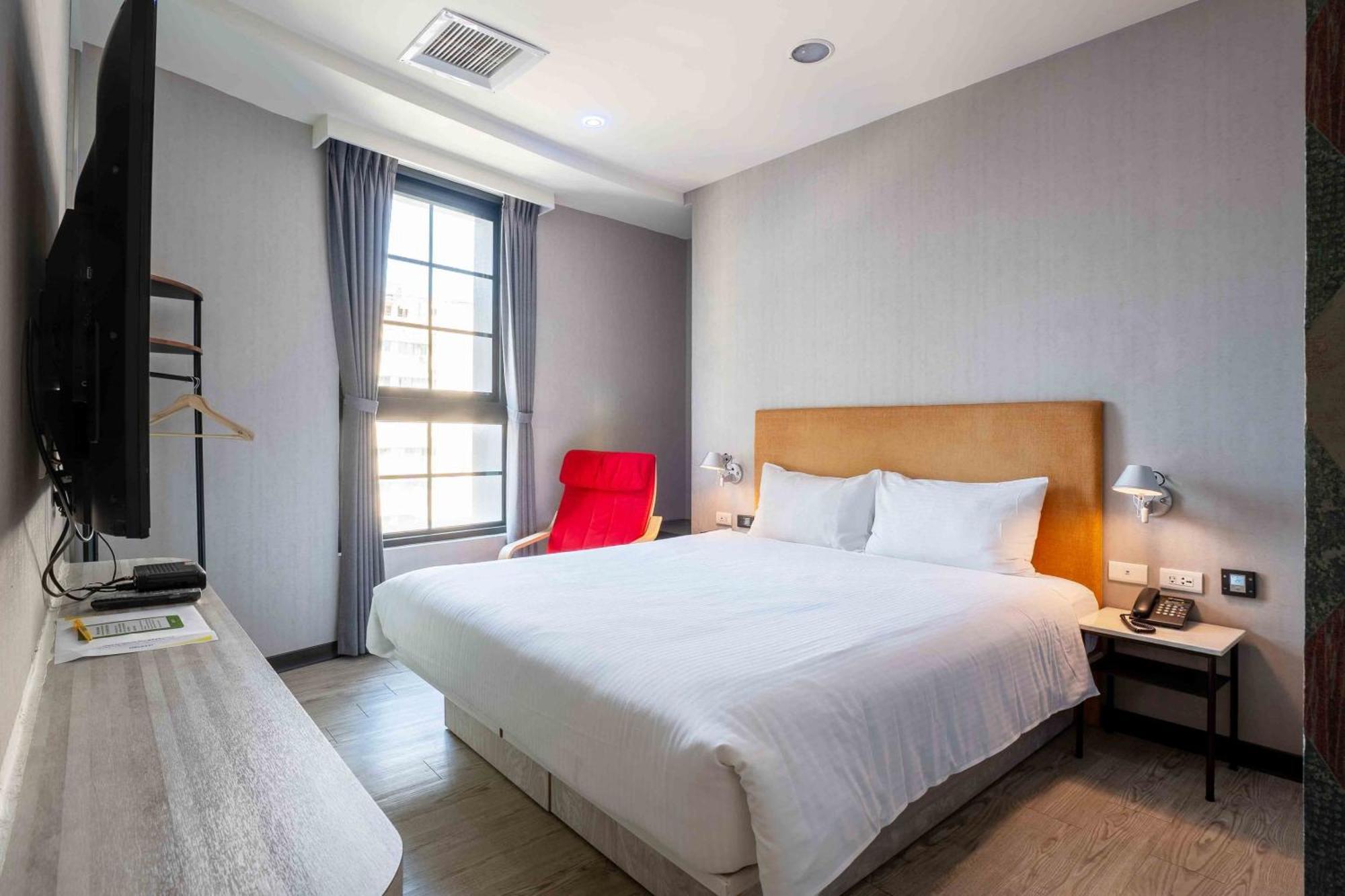 CHECK inn Taichung Ziyou Exterior foto